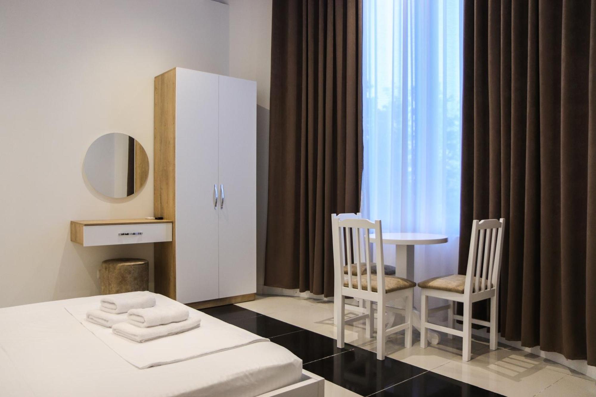 Hotel Restaurant Univers ชโคเดอร์ ภายนอก รูปภาพ