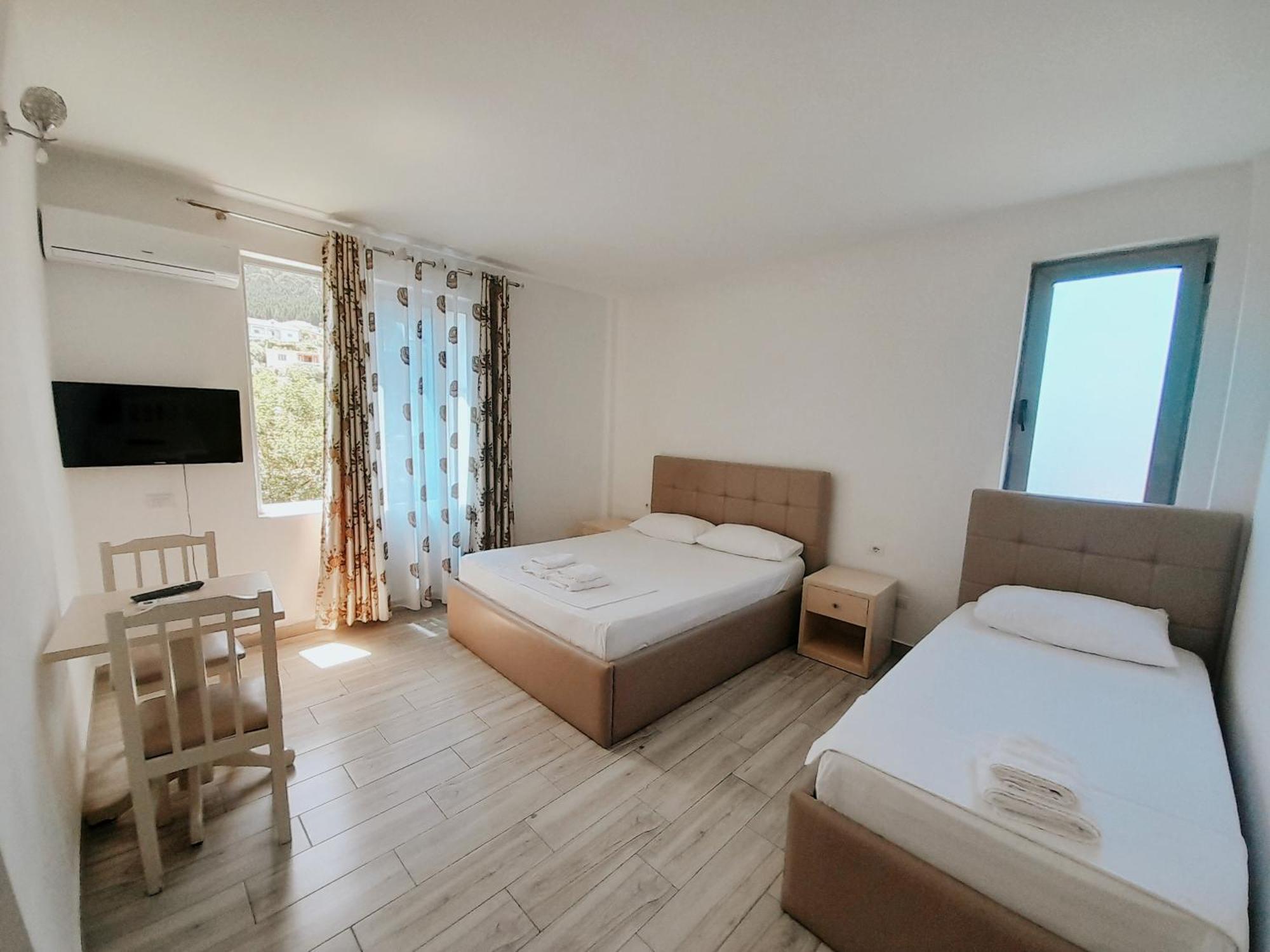 Hotel Restaurant Univers ชโคเดอร์ ภายนอก รูปภาพ