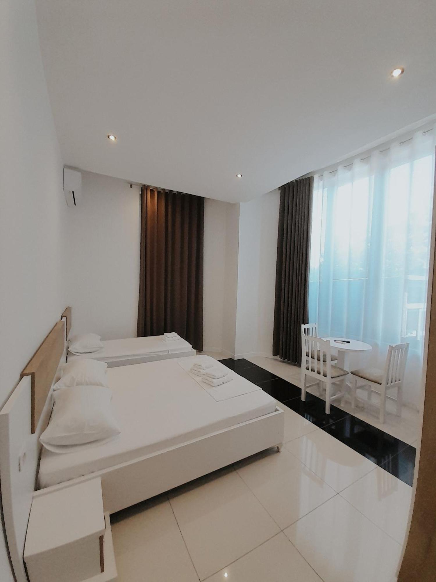 Hotel Restaurant Univers ชโคเดอร์ ภายนอก รูปภาพ